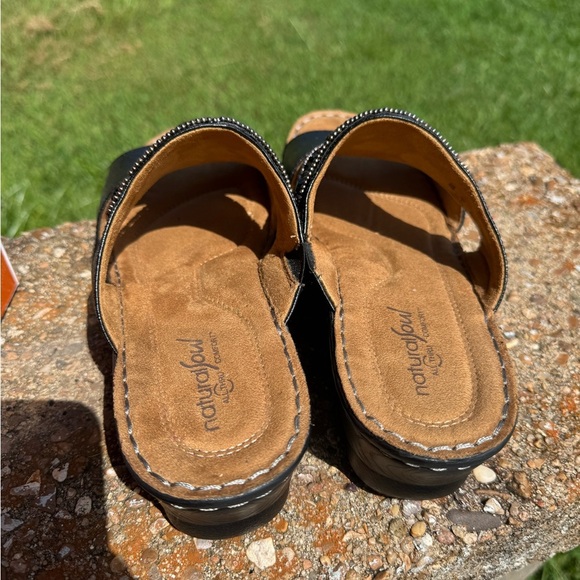 Natural Soul Black and Tan Sandals - Picture 4 of 8